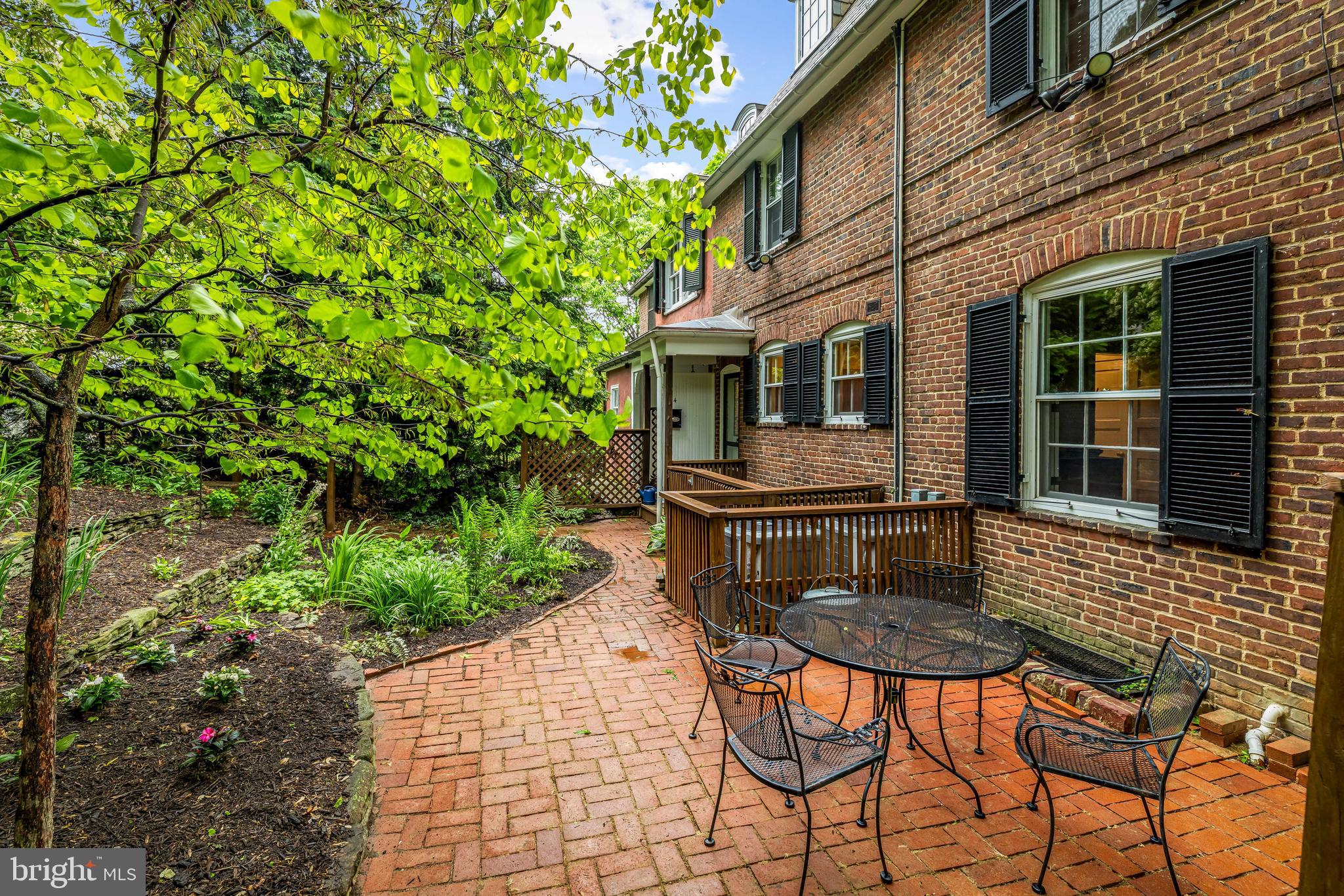 614 W UNIVERSITY PARKWAY