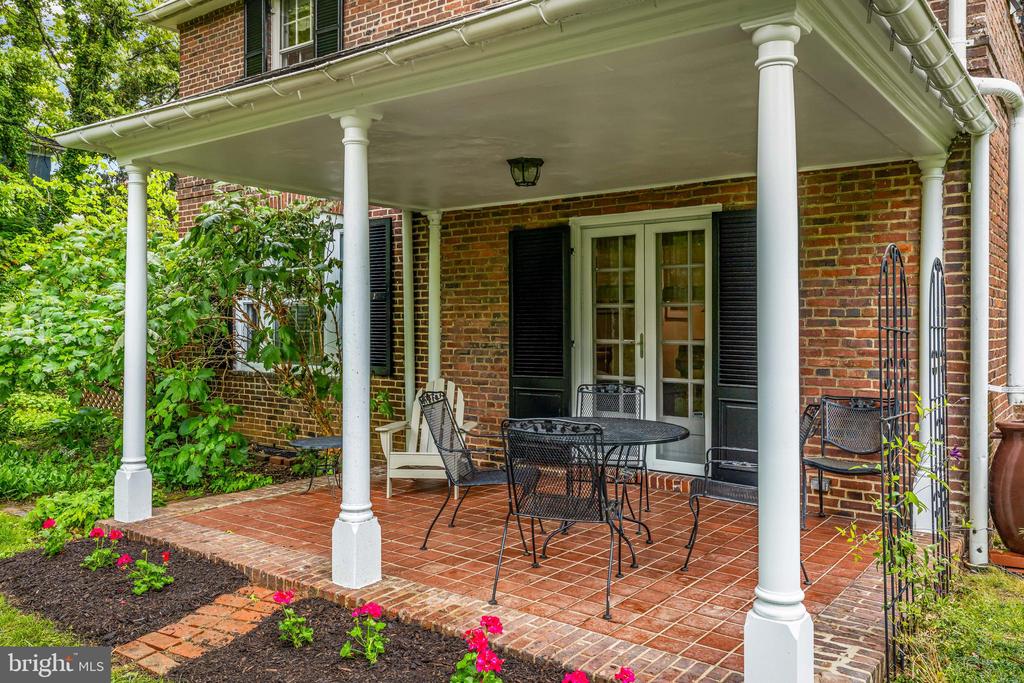 614 W UNIVERSITY PARKWAY