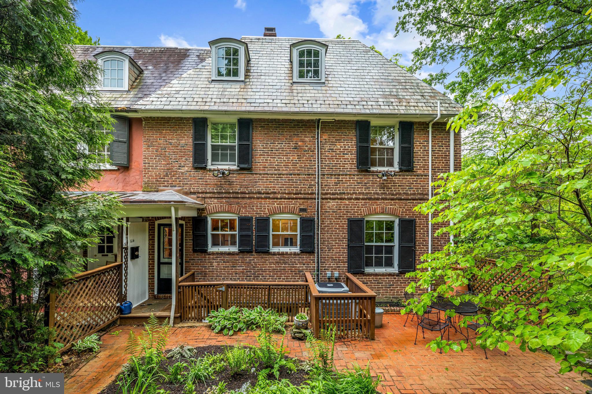 614 W UNIVERSITY PARKWAY