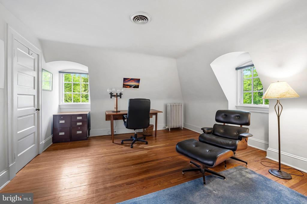 614 W UNIVERSITY PARKWAY