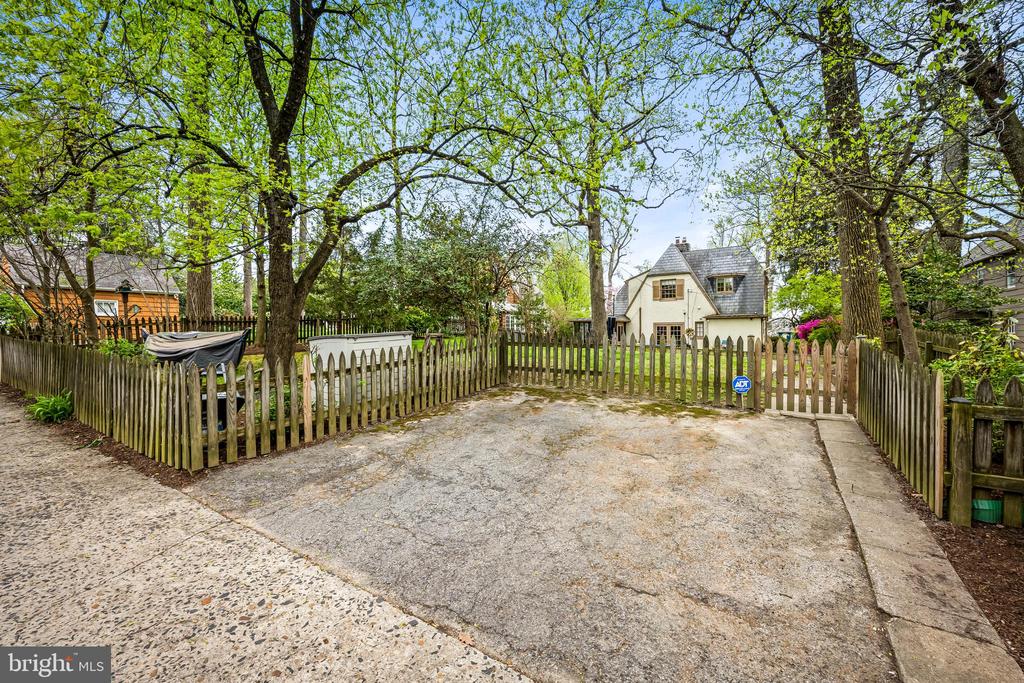 310 THORNHILL ROAD