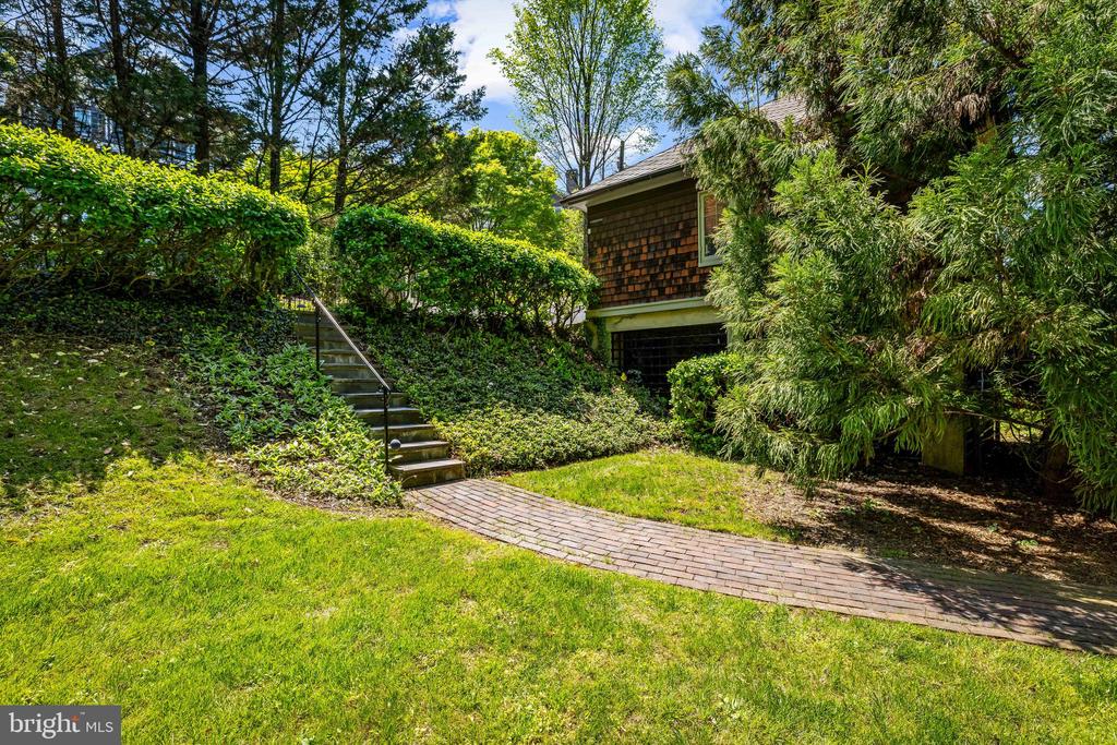 4 HILLSIDE ROAD