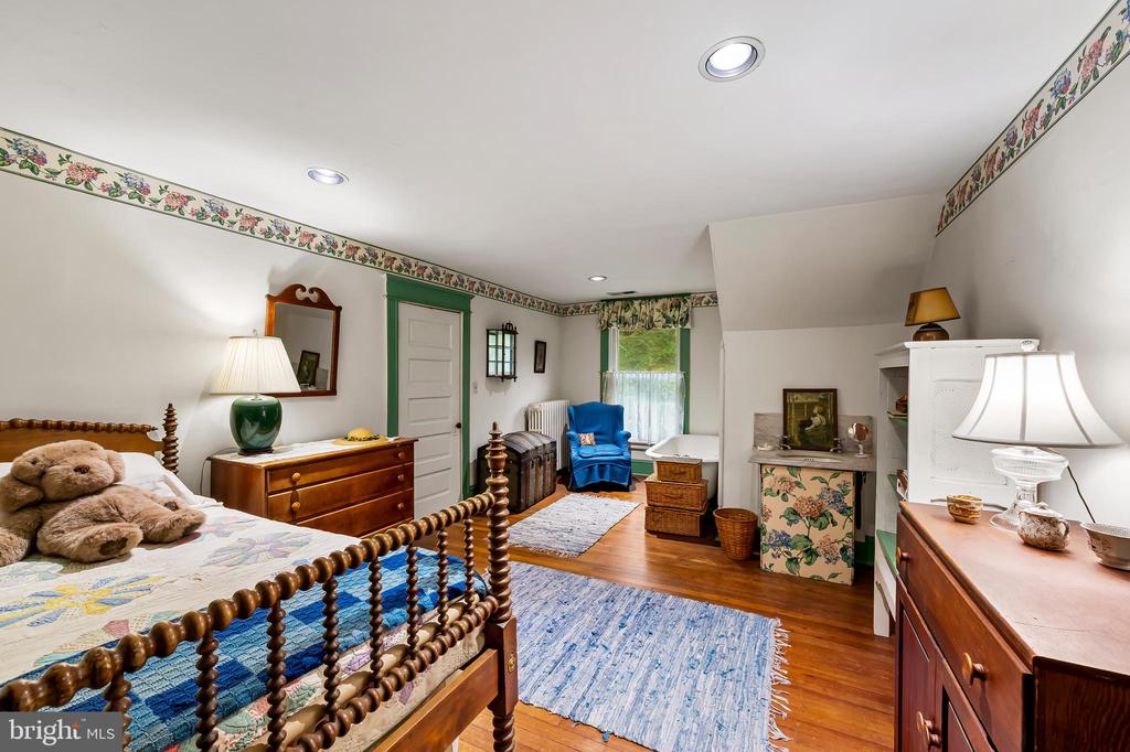 4 HILLSIDE ROAD