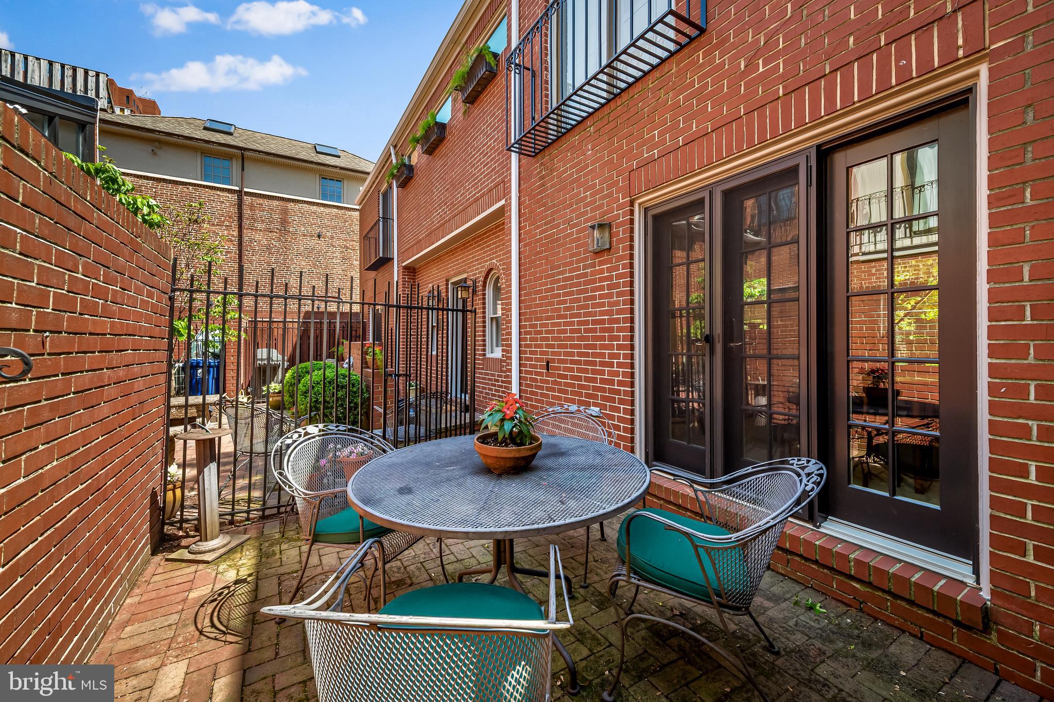 121 W LEE STREET W