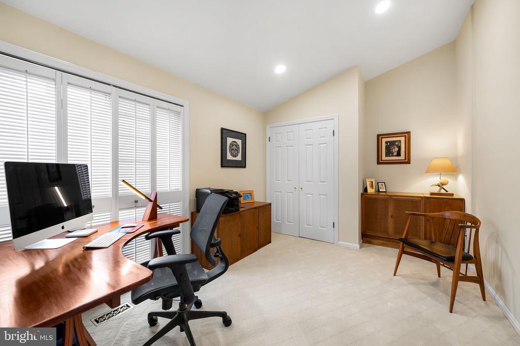 121 W LEE STREET W