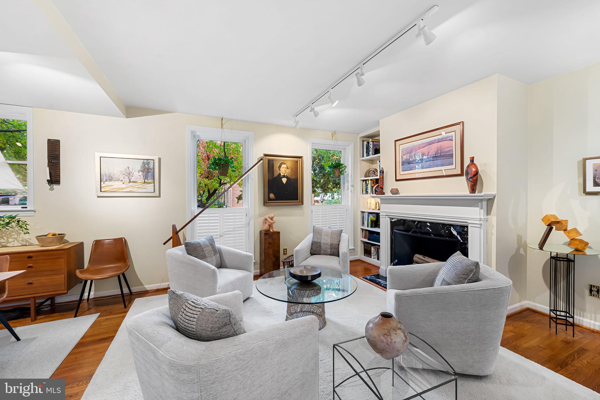 121 W LEE STREET W