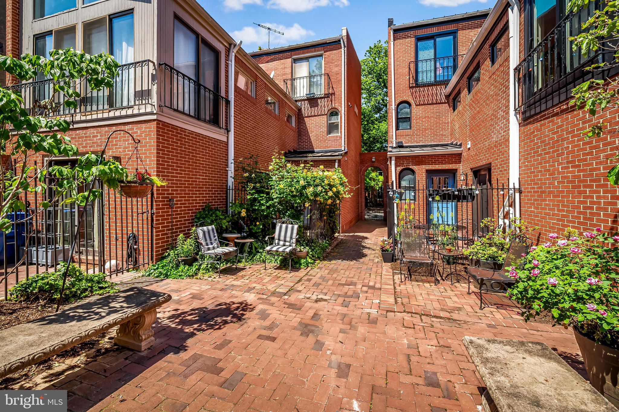 121 W LEE STREET W