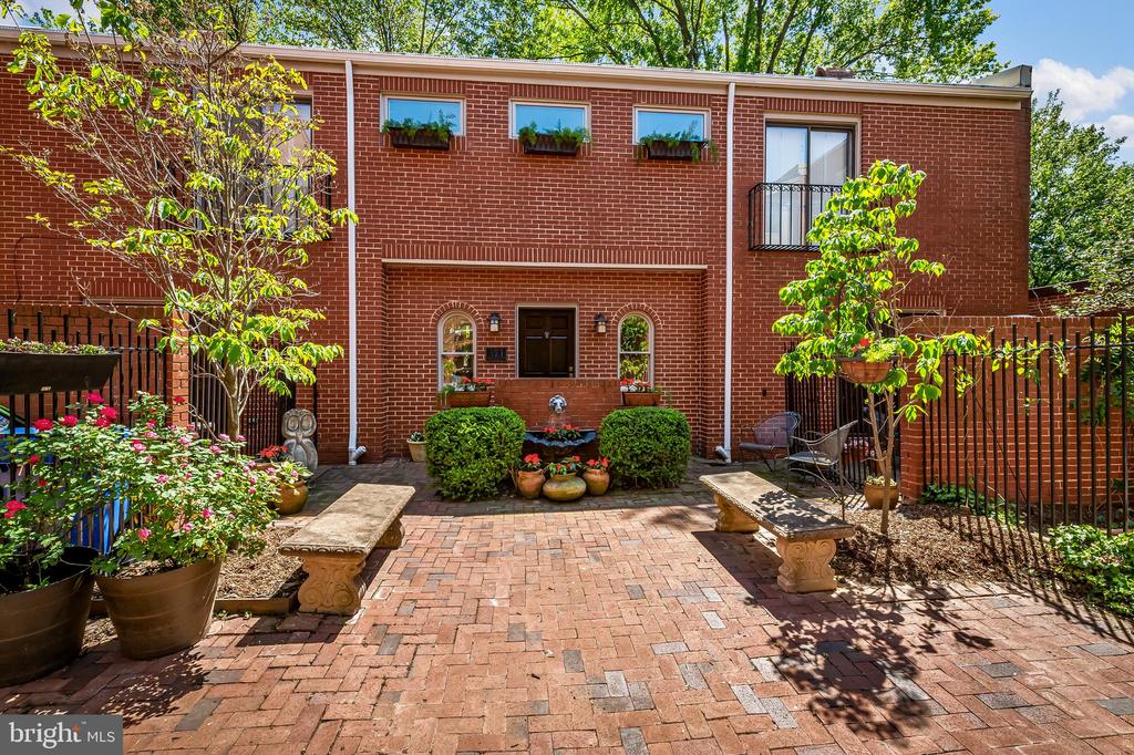 121 W LEE STREET W