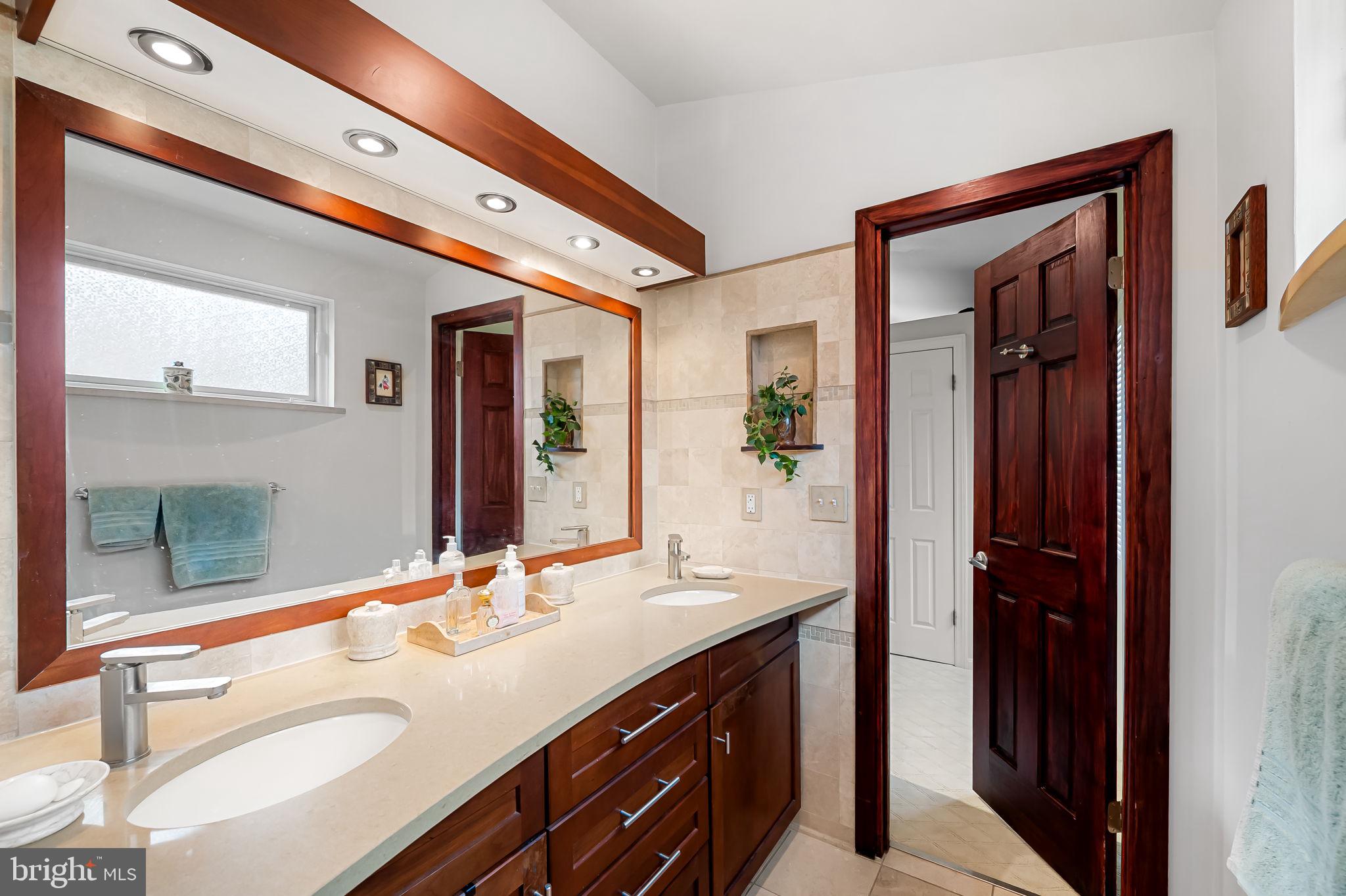 121 W LEE STREET W