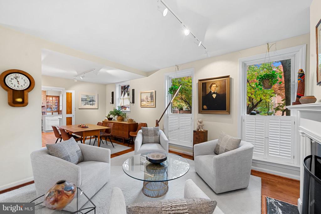 121 W LEE STREET W