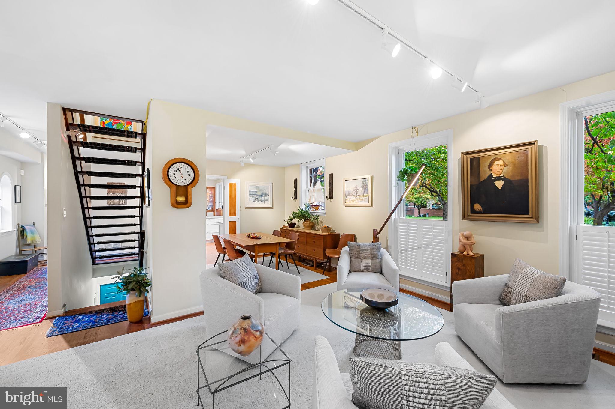 121 W LEE STREET W