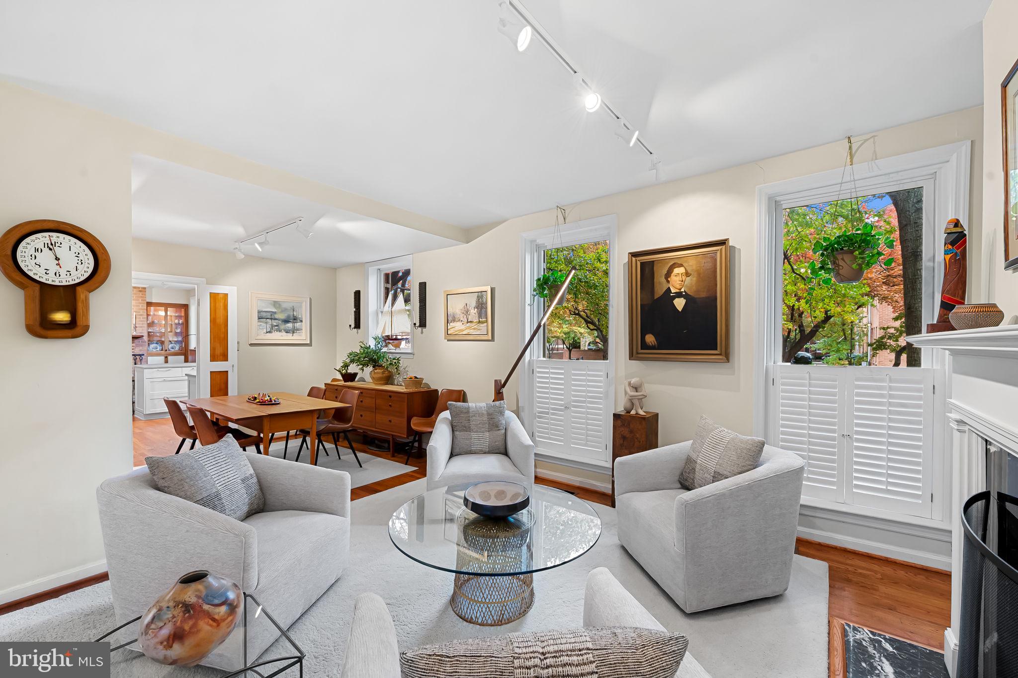 121 W LEE STREET W