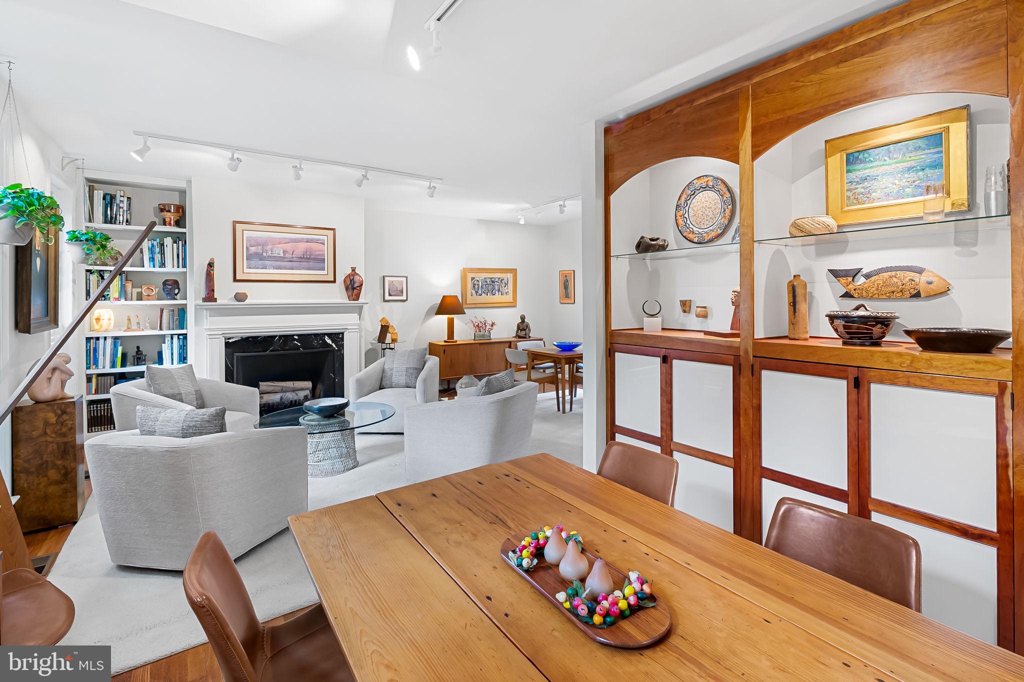 121 W LEE STREET W