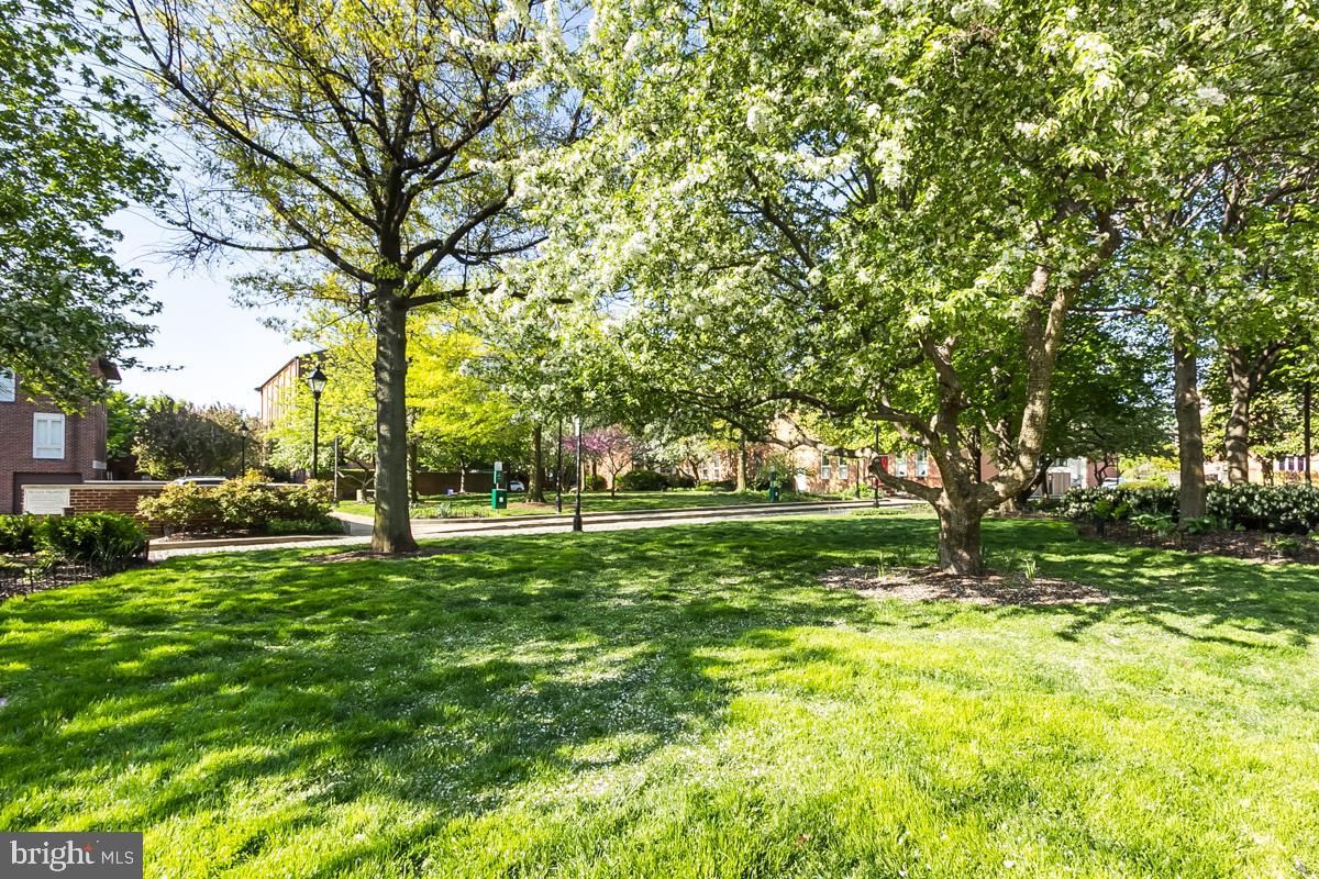 121 W LEE STREET W