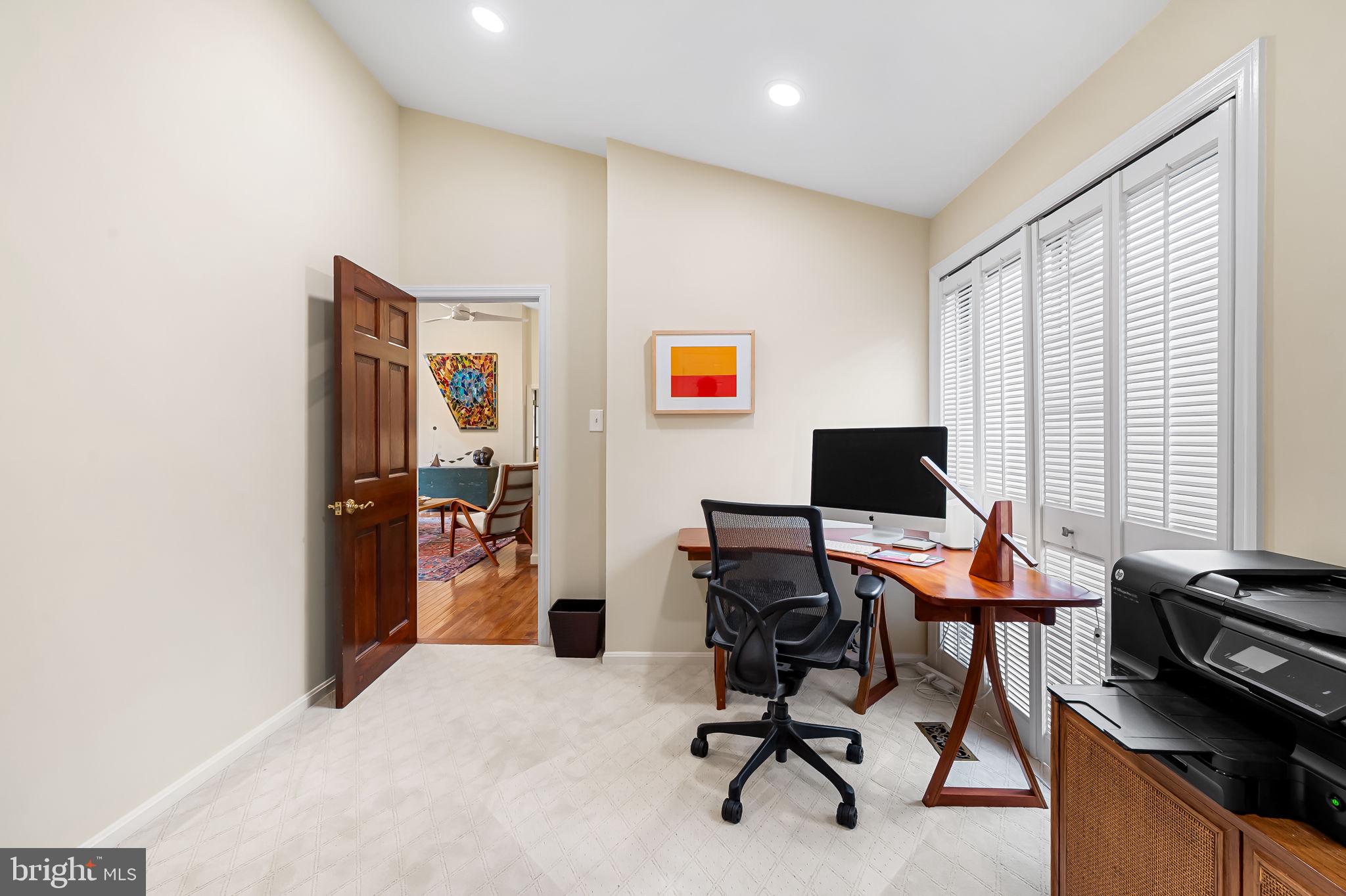 121 W LEE STREET W
