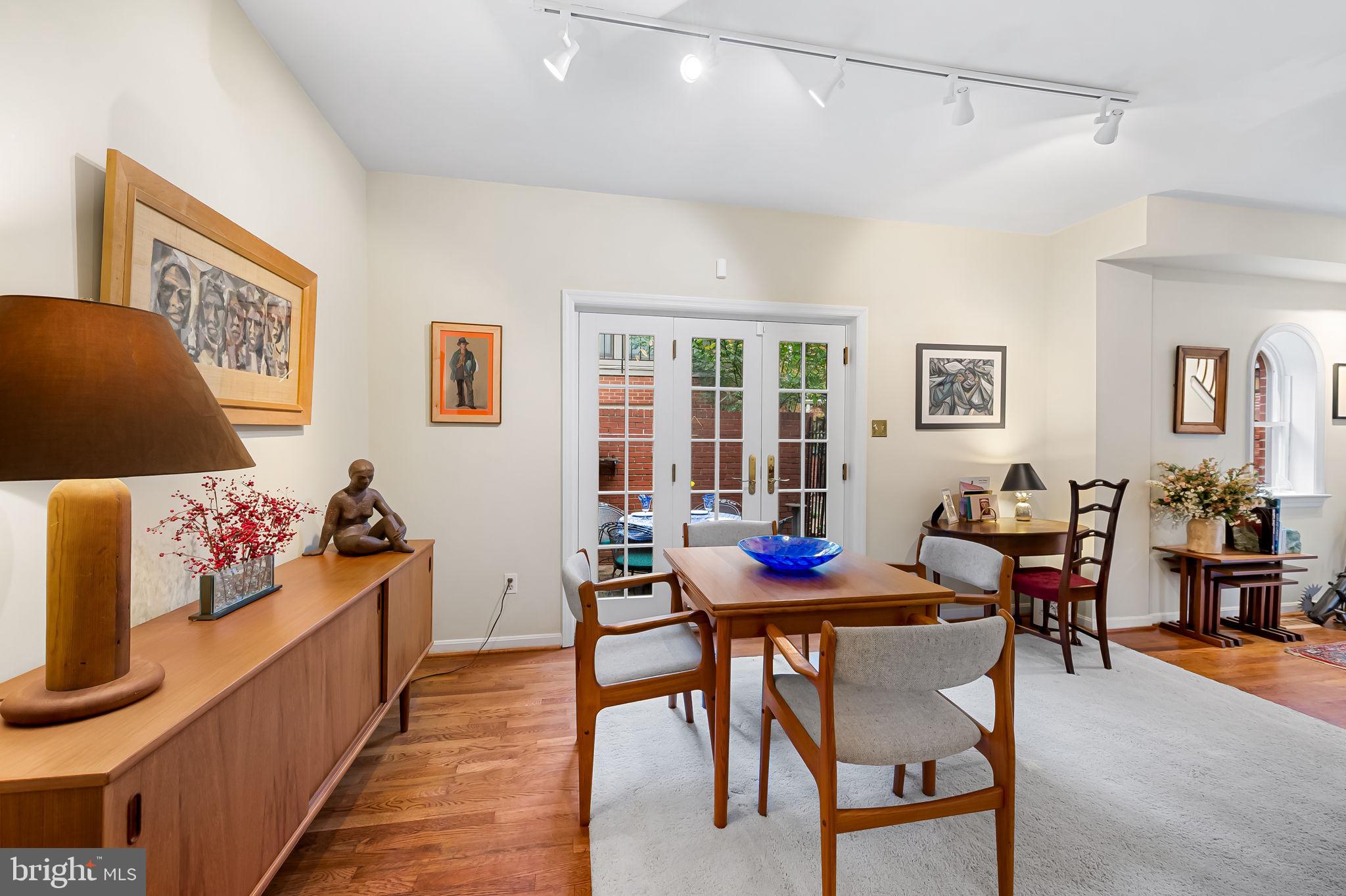121 W LEE STREET W