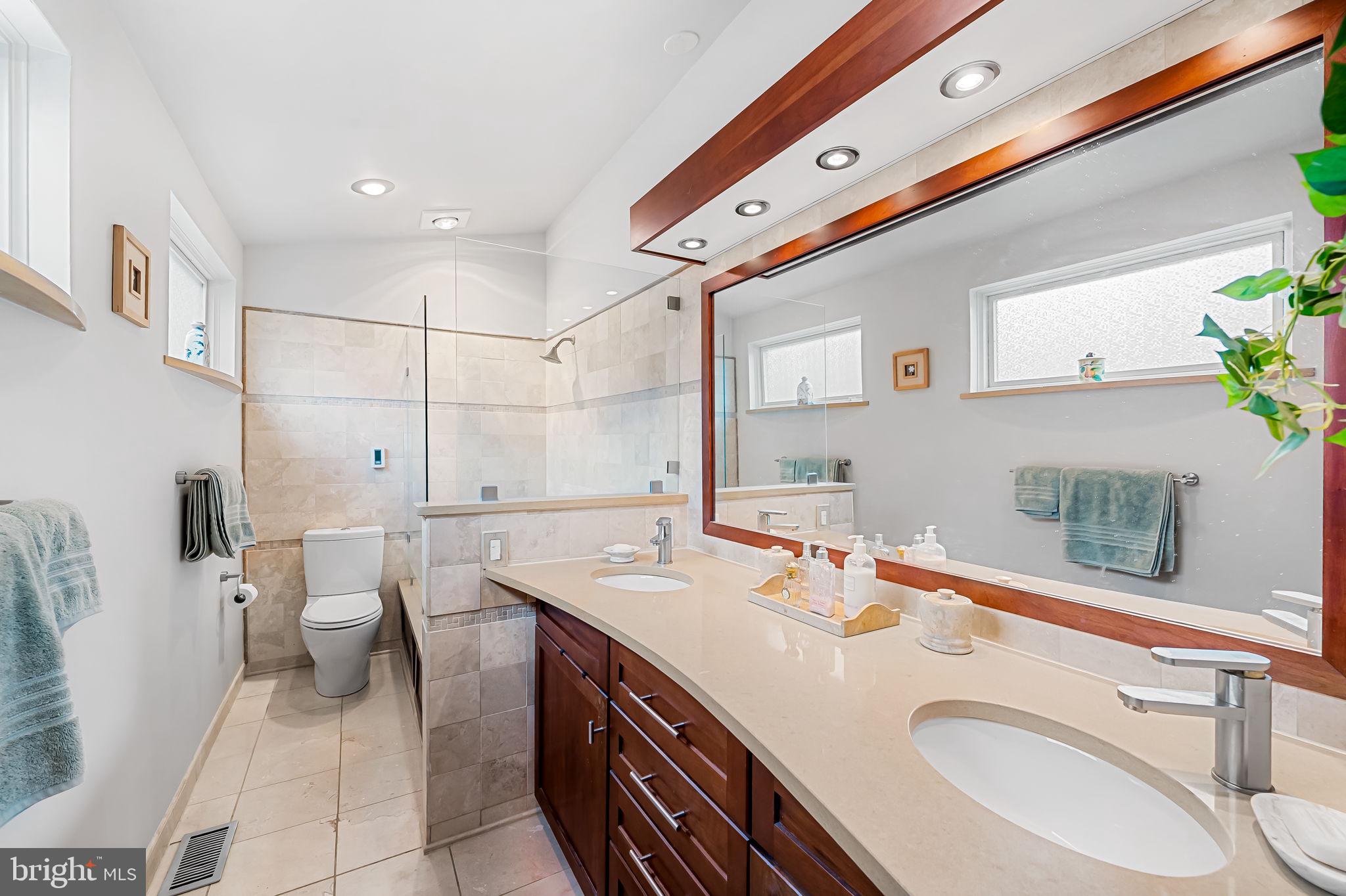 121 W LEE STREET W