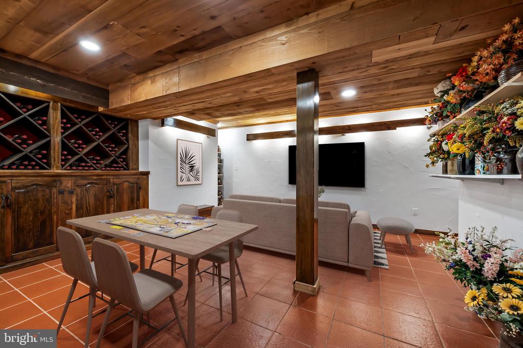 121 W LEE STREET W