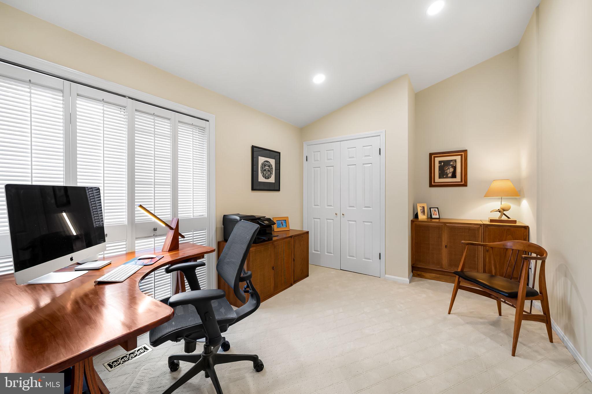 121 W LEE STREET W