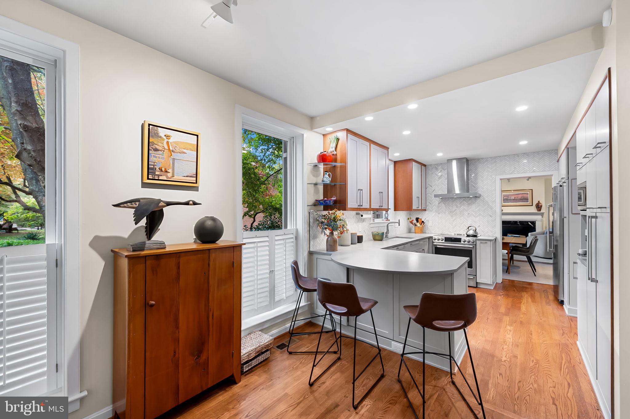 121 W LEE STREET W