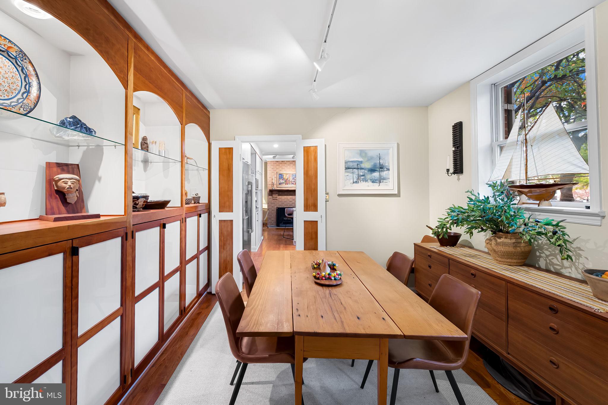 121 W LEE STREET W