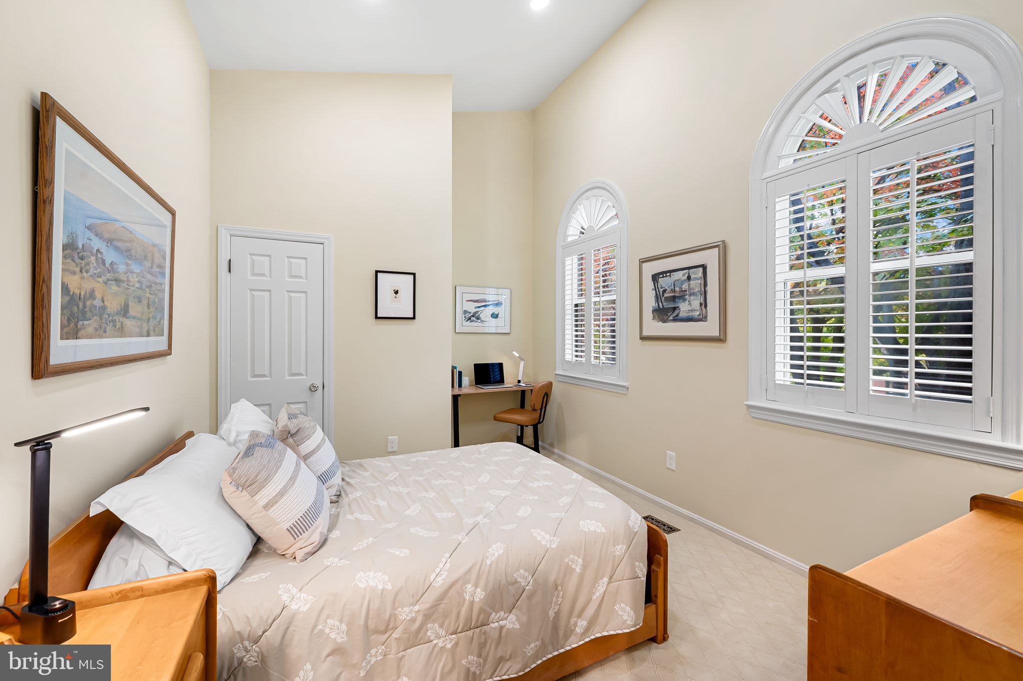 121 W LEE STREET W