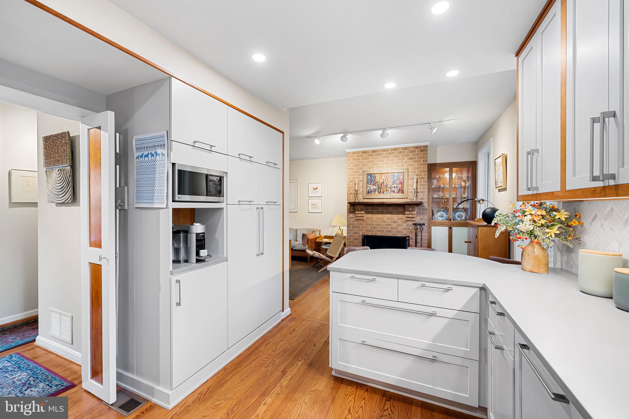 121 W LEE STREET W