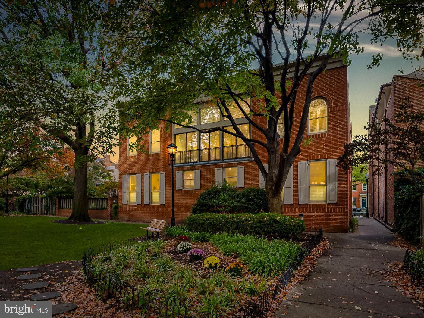 121 W LEE STREET W