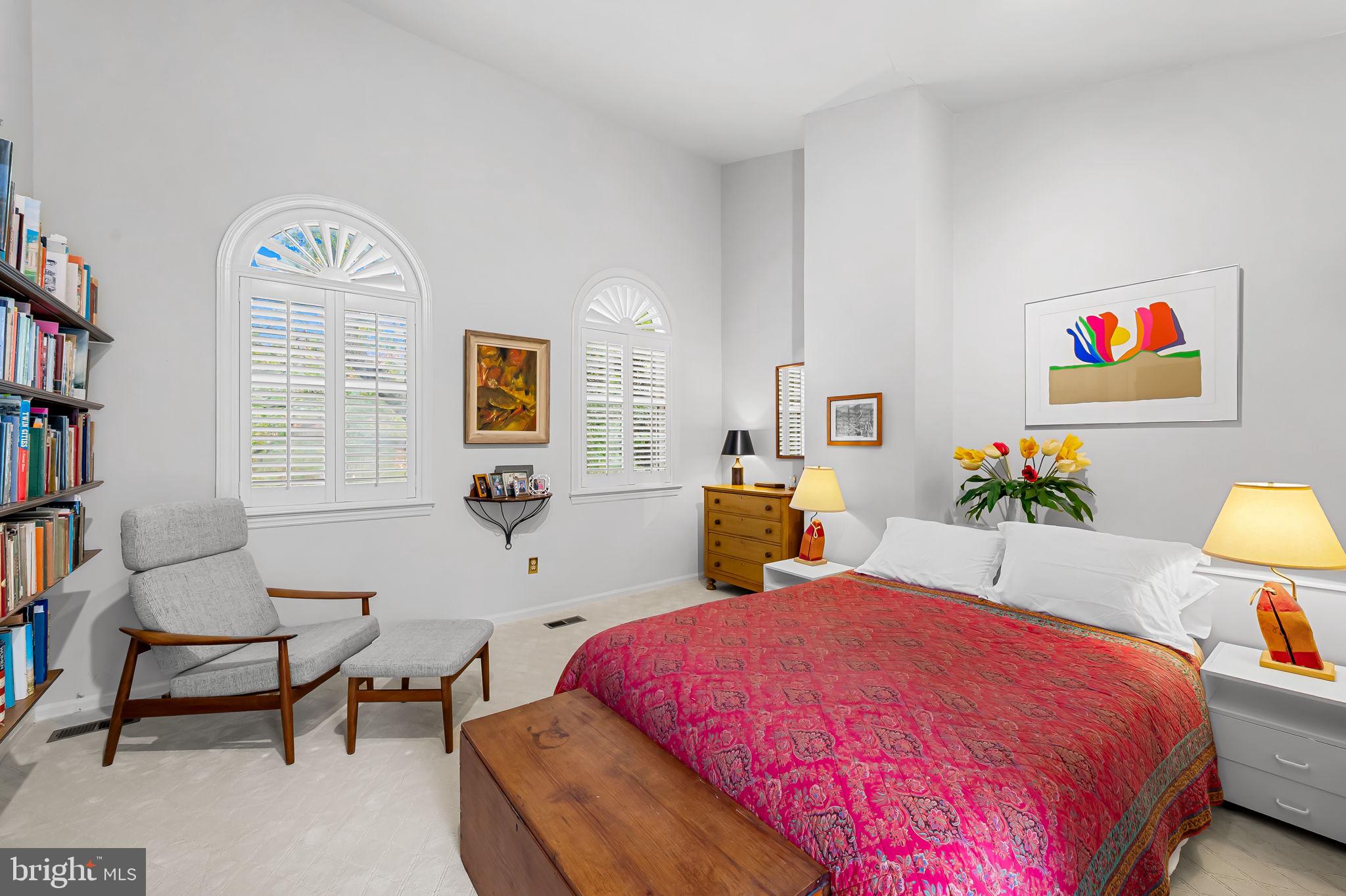 121 W LEE STREET W