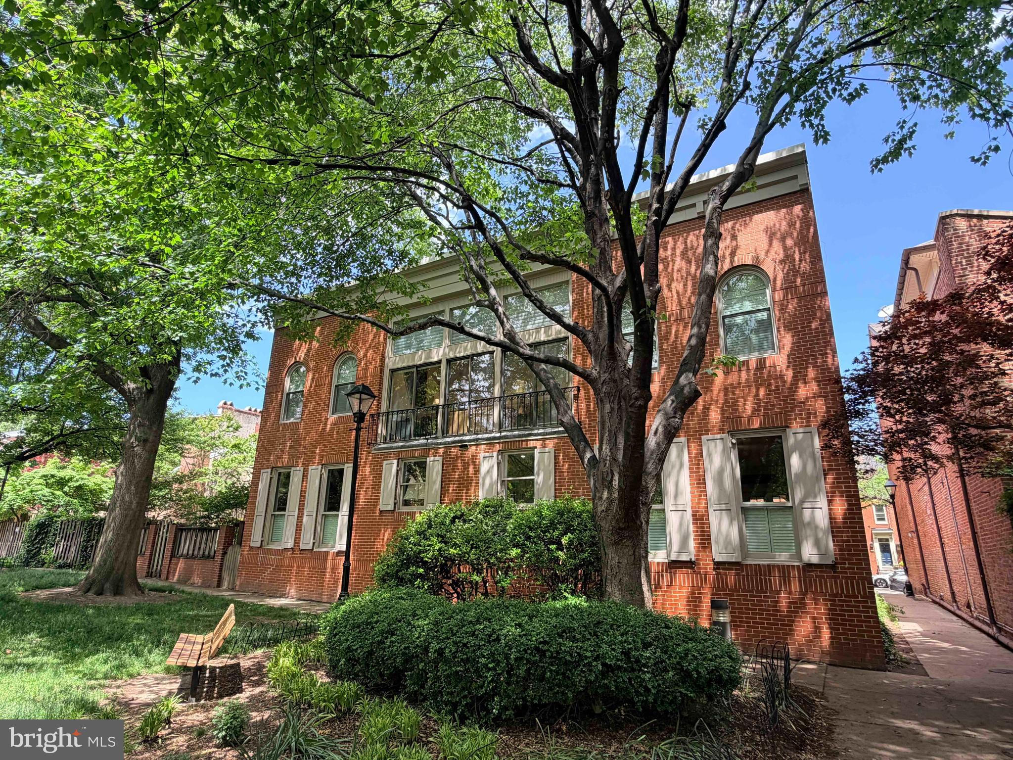 121 W LEE STREET W