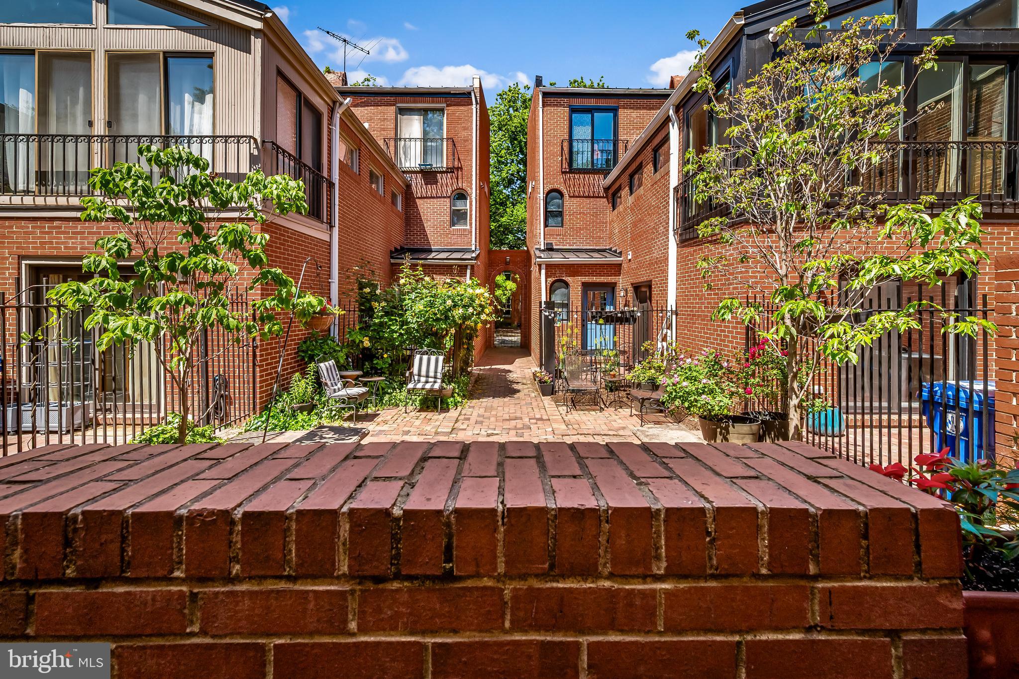 121 W LEE STREET W