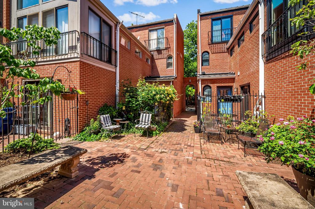 121 W LEE STREET W