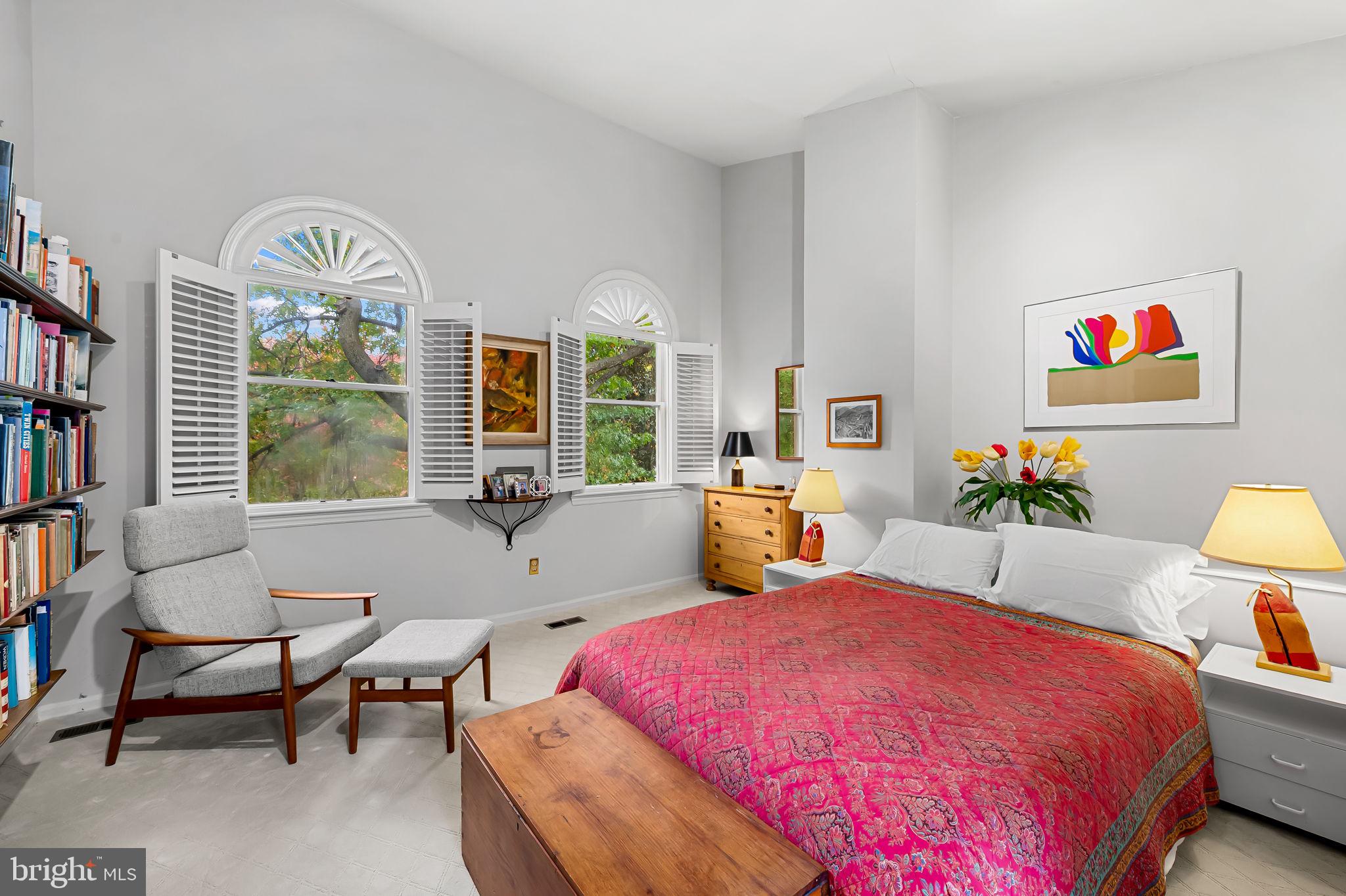 121 W LEE STREET W