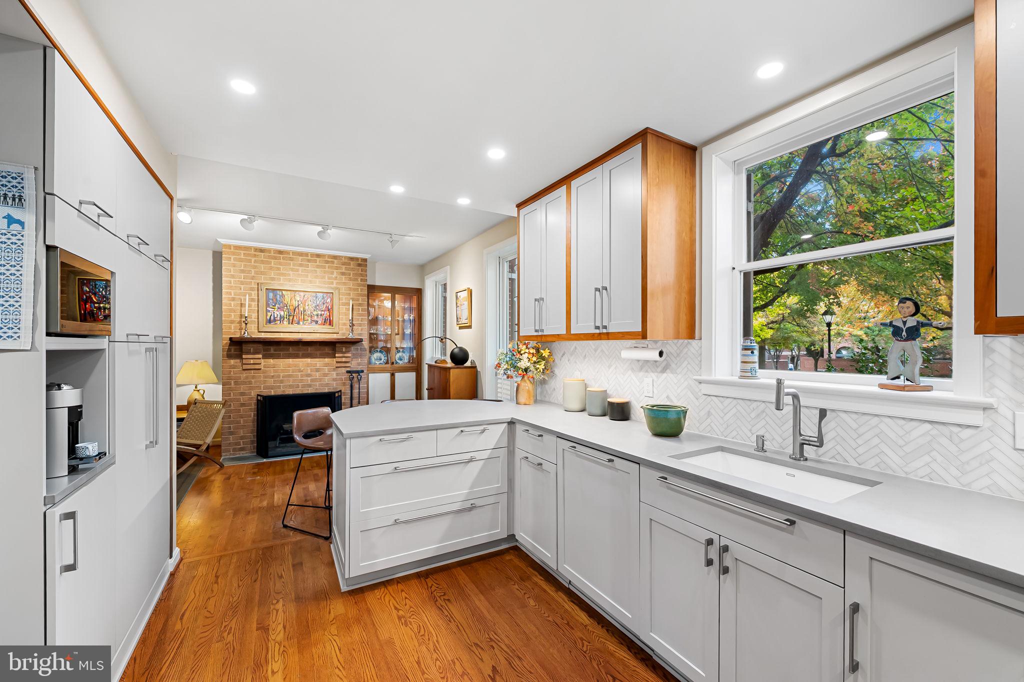 121 W LEE STREET W