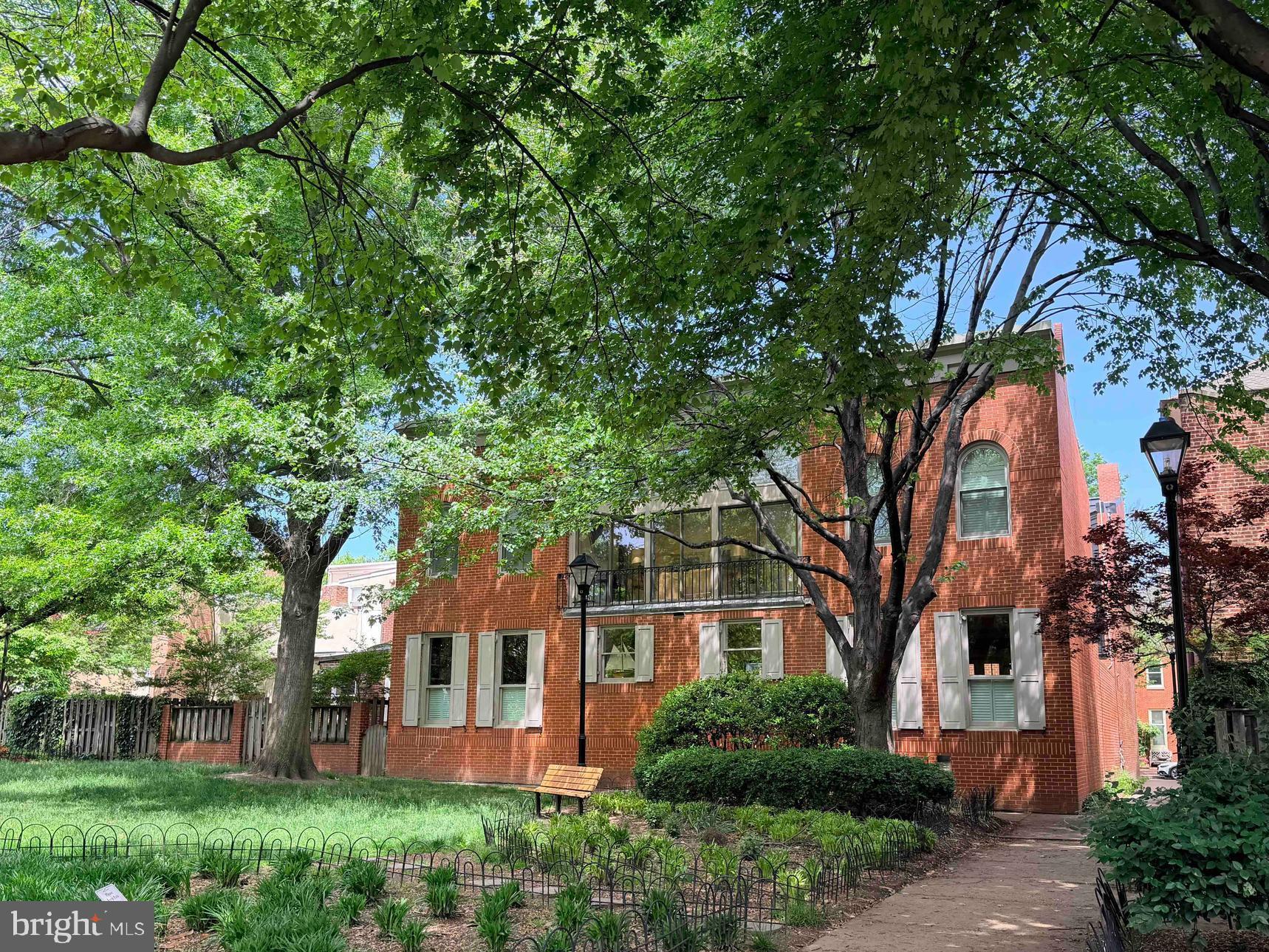 121 W LEE STREET W