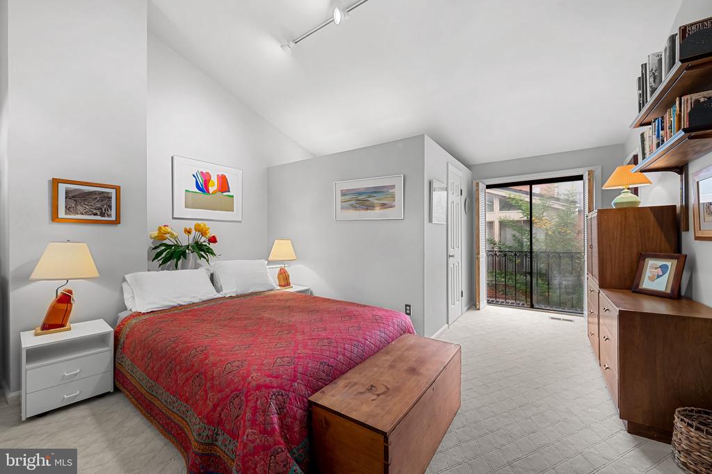 121 W LEE STREET W