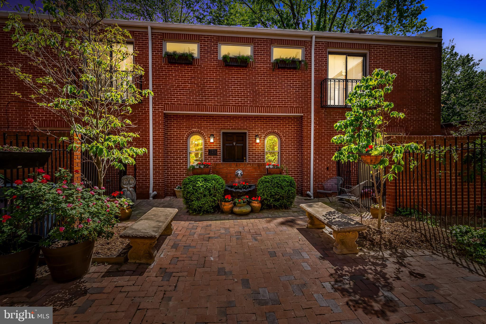 121 W LEE STREET W
