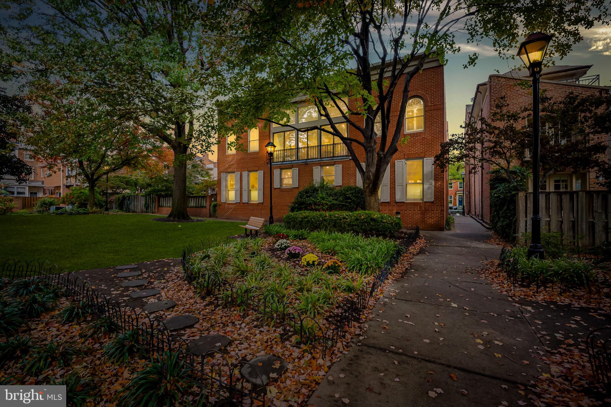 121 W LEE STREET W
