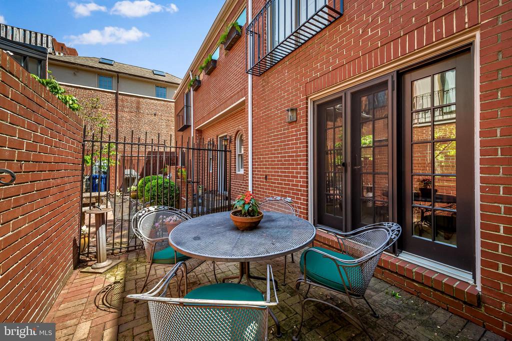 121 W LEE STREET W