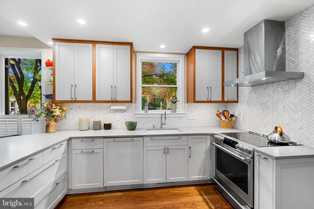 121 W LEE STREET W