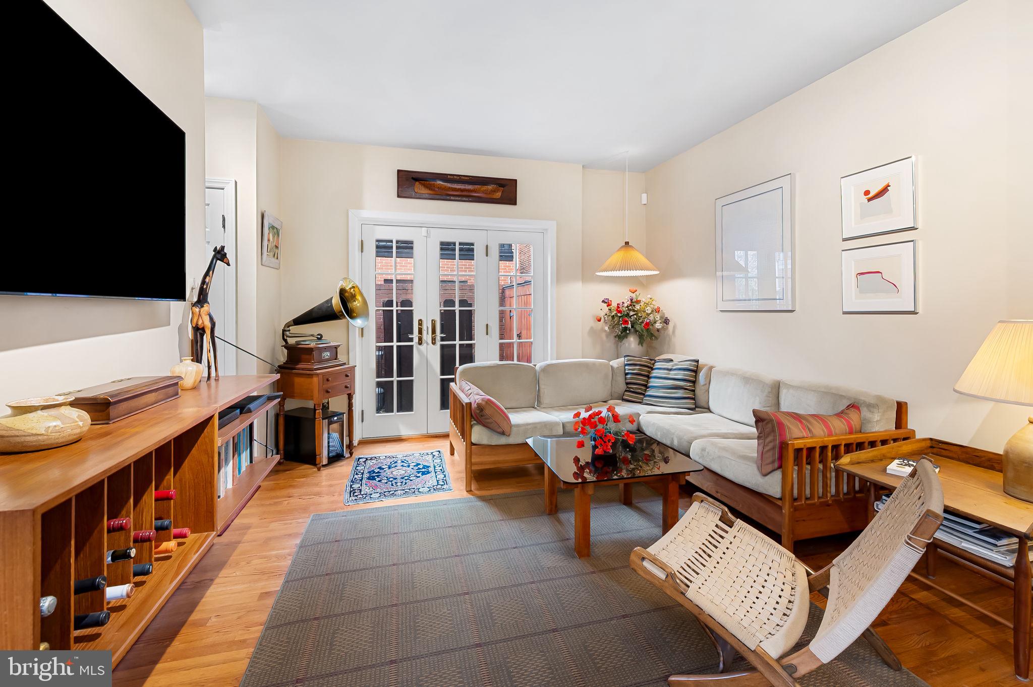 121 W LEE STREET W