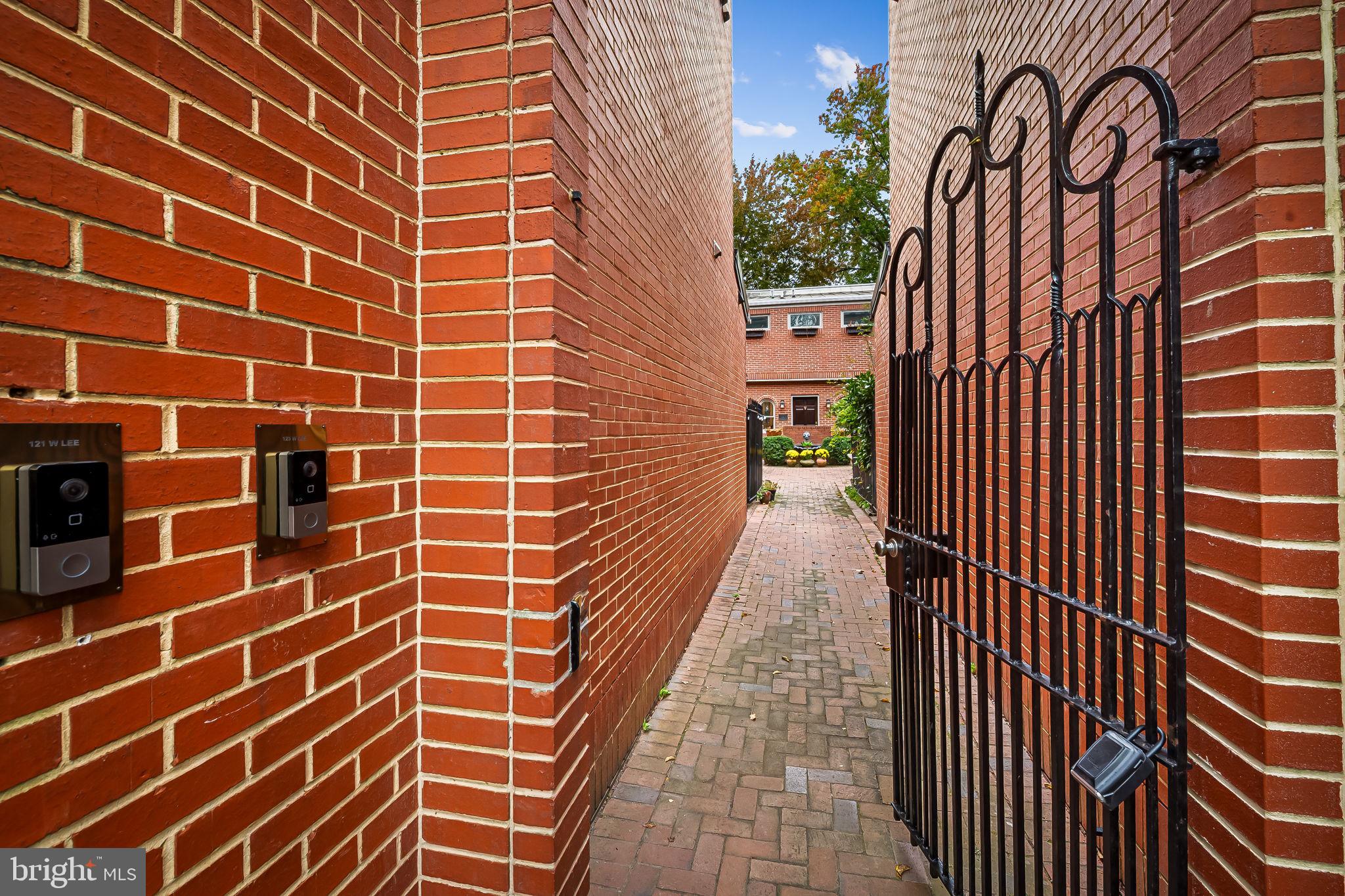 121 W LEE STREET W