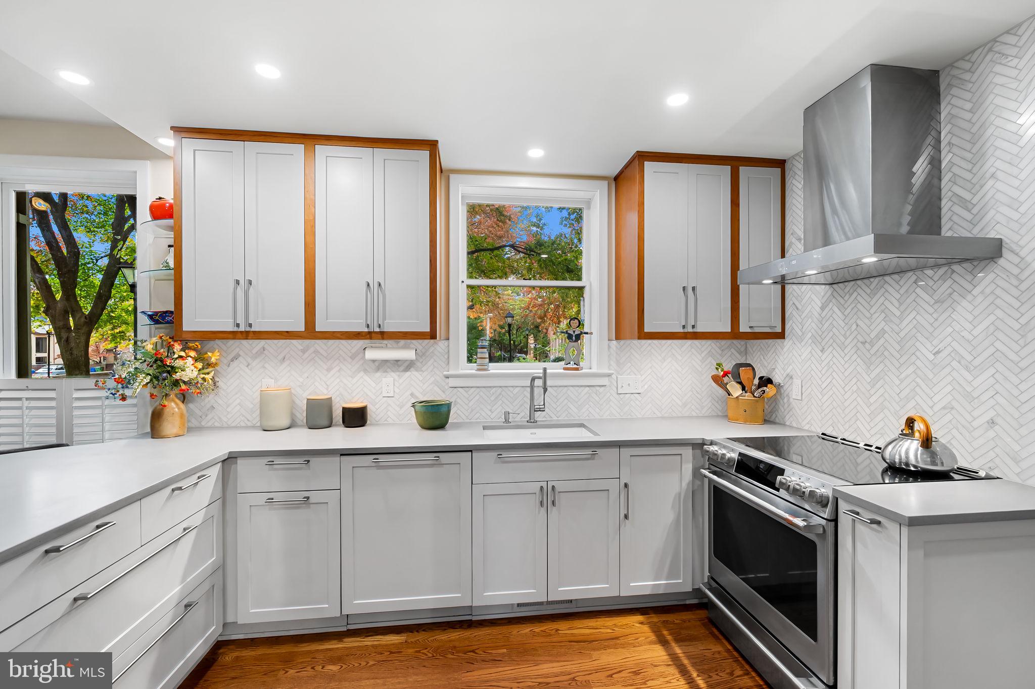 121 W LEE STREET W