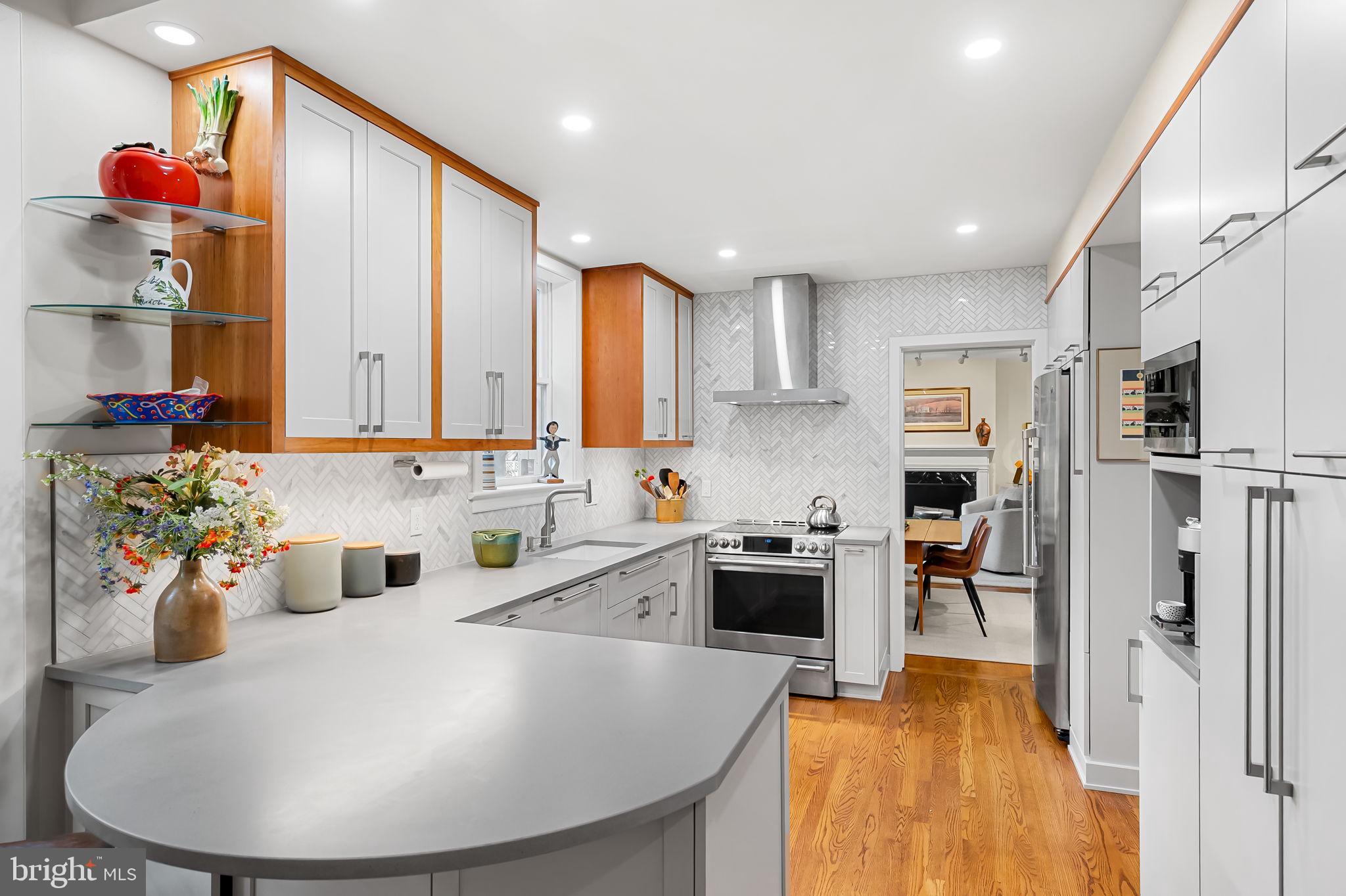 121 W LEE STREET W