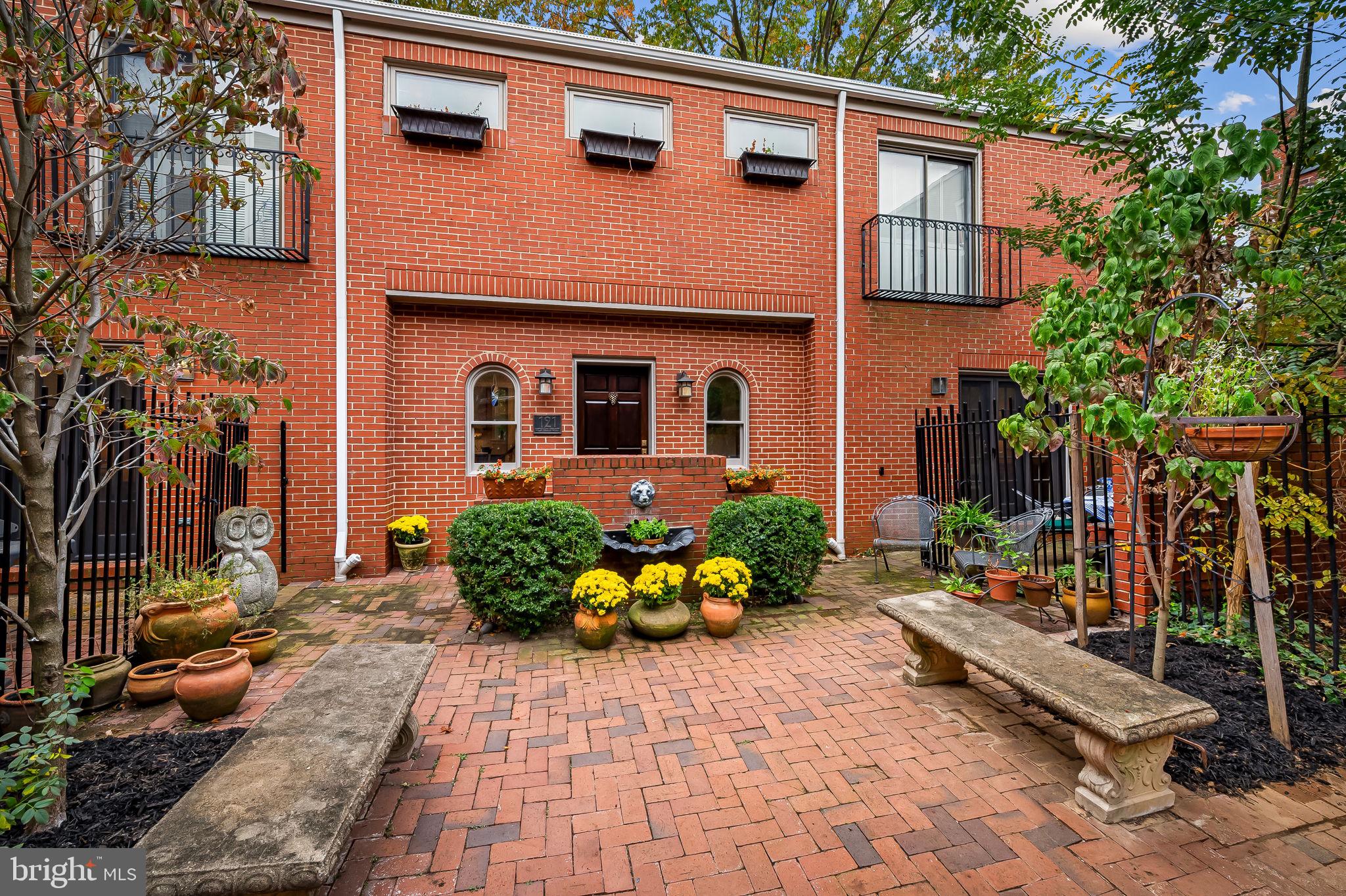 121 W LEE STREET W