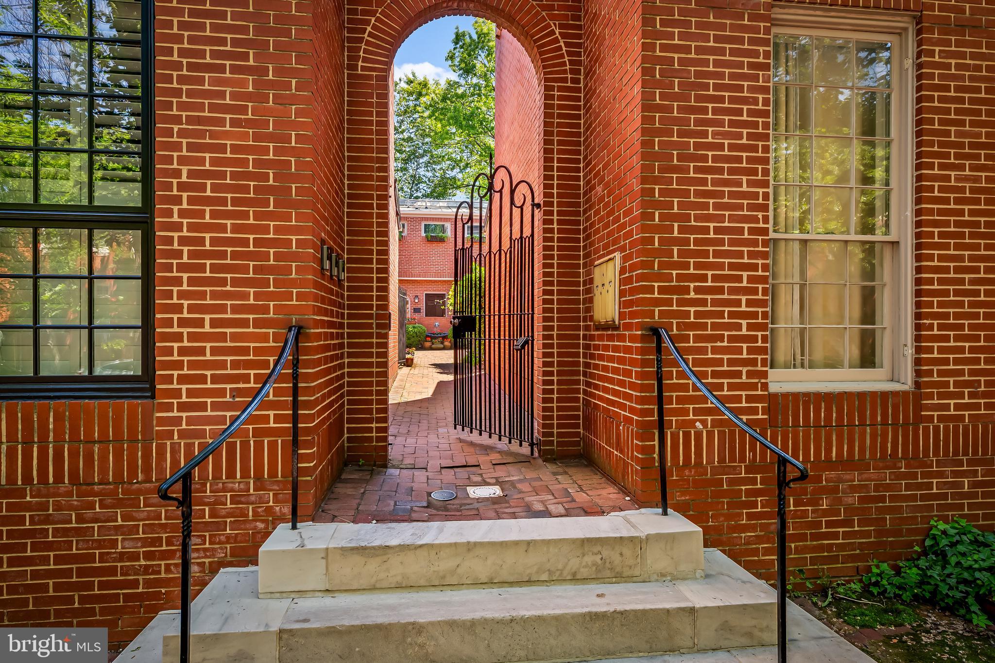 121 W LEE STREET W