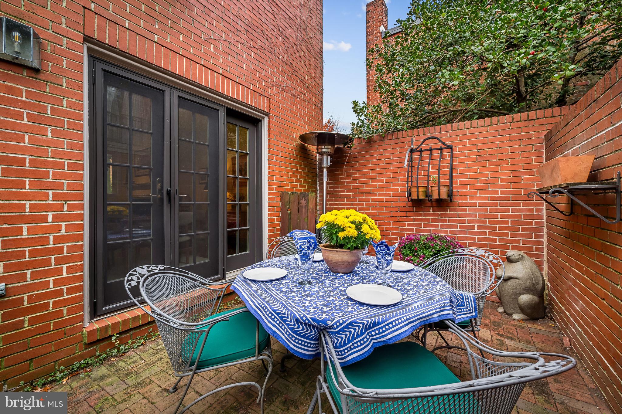 121 W LEE STREET W