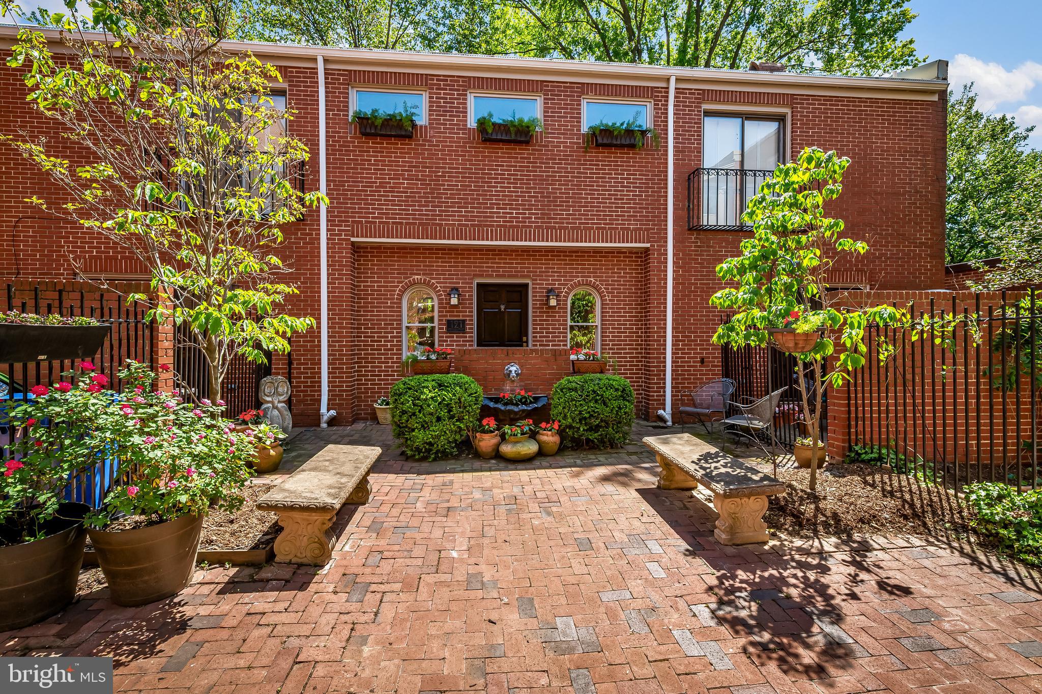 121 W LEE STREET W