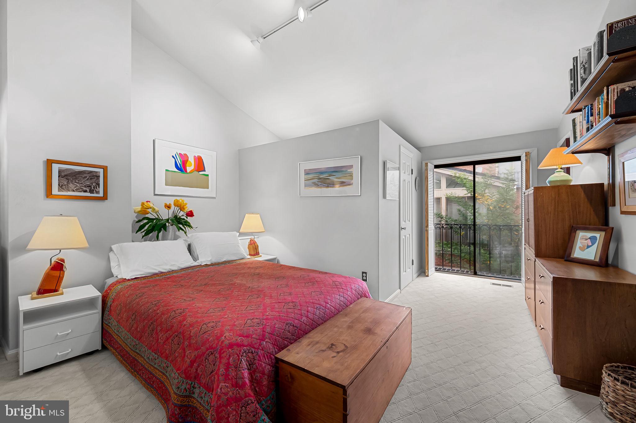 121 W LEE STREET W