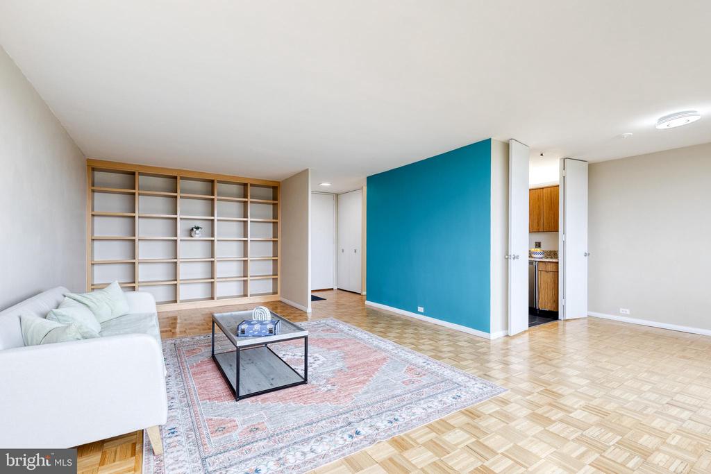 4000 N CHARLES STREET N Unit: 903
